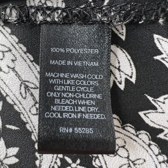 Express Black & White Floral Paisley Short Sleeve Lightweight Keyhole Top Sz L - Picture 9 of 10
